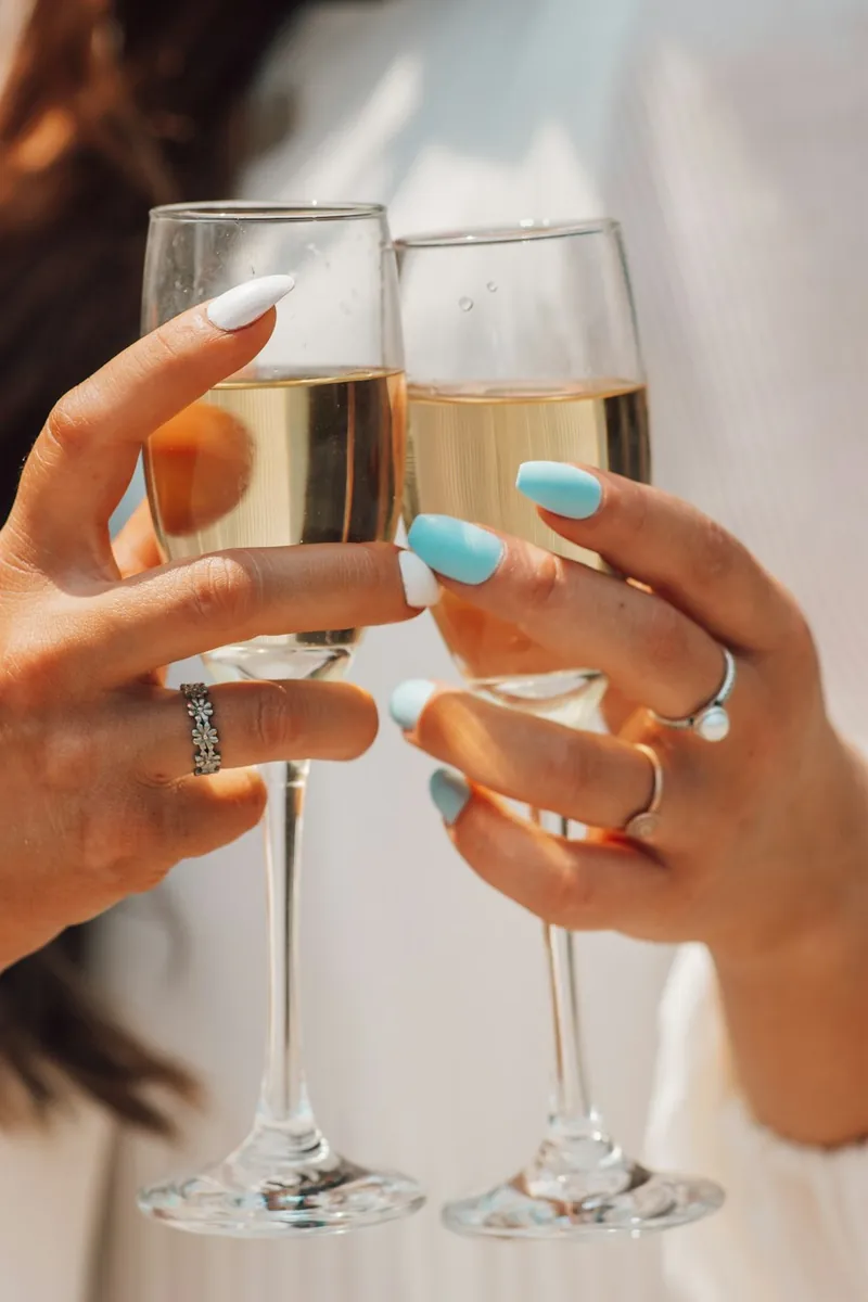Two glasses of champagne
