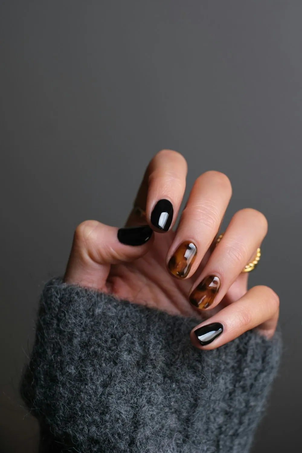 Black and tortoiseshell manicure